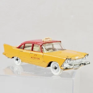 Dinky Toys 1958 Plymouth Plaza 450 Metro Cab Taxi auto pressofusa giallo scala 1/43  - Foto 1 di 24