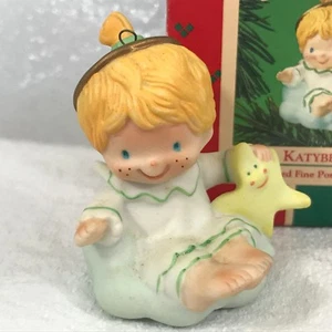 Hallmark Cards Decorazione Natalizia Piccolo Angelo Katybeth con Stella 1984 Porcellana - Foto 1 di 8