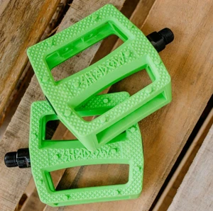 SHADOW CONSPIRACY RAVAGER PLASTIC BMX PEDALS HARO ODYSSEY GT SE NEON GREEN NEW - Picture 1 of 8