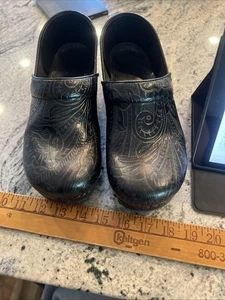 Dansko Professional Black Paisley Tooled Leather Clogs Size EUR 40 US 9.5/10 EUC - Picture 1 of 11