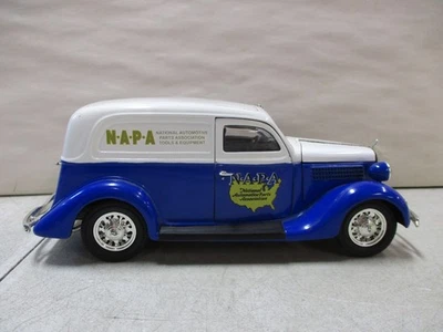 Réplicas únicas NAPA 1935 Ford Sedán Entrega 1/24 Foto 1 de 4