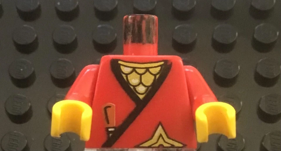 LEGO Clásico Torso Ninja Rojo con Daga y Estrella Lanzadora Foto 1 de 1