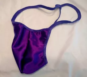 Para hombre BRAZILIAN G Tanga de Cuerda Bikini Playa Bronceado Ropa Interior PÚRPURA SATÉN - Imagen 1 de 3