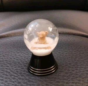 Accesorios para casa de muñecas/globo de nieve en miniatura con oso de peluche en el interior - Imagen 1 de 9