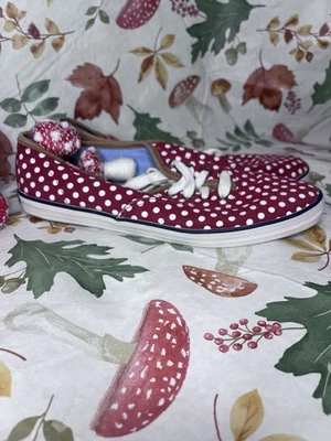 Keds Talla 7.5 Rojo y Blanco Lunares Borde Marrón | Taylor Swift Rojo Era Estilo Otoño Foto 1 de 4