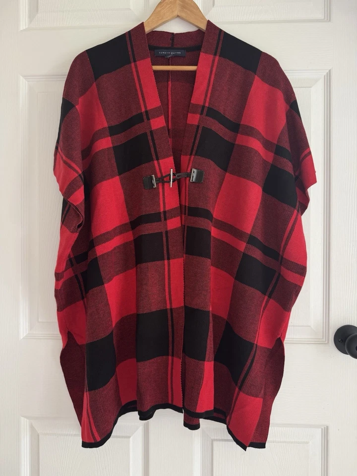 Capa poncho Tommy Hilfiger roja y negra a cuadros delantera abierta - talla pequeña Foto 1 de 4