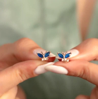 Aretes de zafiro azul simulado de corte marquesa de 1 quilate enchapados en oro amarillo de 14 K Foto 1 de 4