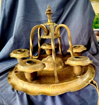 M ART DECO HAMMERED BRASS FLUSH MOUNT 5 LIGHT CHANDELIER - Image 1 of 4