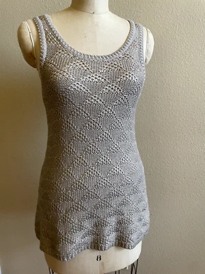 Moth Anthropologie 金色 Sana 箔钩针编织针织毛衣背心 XS 二手状况完好 — 第 1/4 张图片