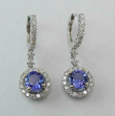 Pendientes colgantes de halo de tanzanita creados en laboratorio con placa de oro blanco de 14 quilates de corte redondo de 2 quilates Foto 1 de 4
