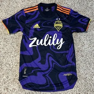 Camiseta Adidas MLS Seattle Sounders FC Zulily Jimi Hendrix Purple Haze para hombre XS - Imagen 1 de 7
