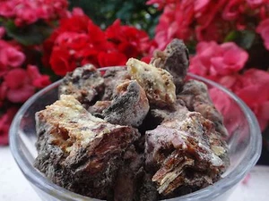 Fichte, Baumharz WALDGUMMI WEIHRAUCH LETTLAND BERNSTEIN ZERSCHLAGEN 100% NATUR 70gr - Bild 1 von 3