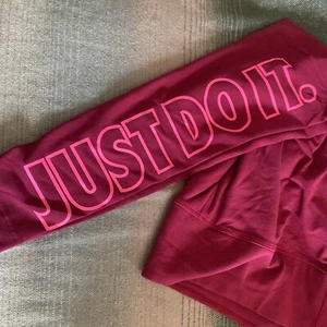 Nike Just Do It Print Essential High Rise Leggings Gr. Small Dri Fit Berry Pink - Bild 1 von 7