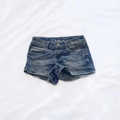 Pantalones cortos de mezclilla Rue21 tiro bajo lavado medio cosidos con bolsillos de estrás talla 1/2 Foto 1 de 4