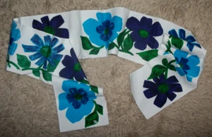 alter Stoffrest ca. 50er/60er Jahre, ca. 134 x 13 cm blaue Blumen - Bild 1 von 3