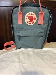 Sac à dos Fjallraven Kanken vert givré pêche rose style bagage à main extérieur - Photo 1/14