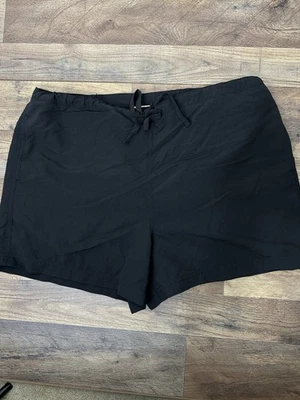 Pantalones cortos de natación LL Bean para mujer grandes pequeños forrados de malla negros con bolsillos de nailon Foto 1 de 4