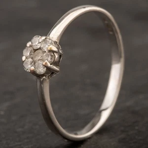 Anillo con racimo de diamantes de siete piedras de oro blanco de 14 quilates de segunda mano 4229986 - Imagen 1 de 1