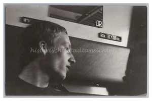 Junger Mann im Zugabteil - Portrait Zug Reise - Altes Foto 1970er - Picture 1 of 2