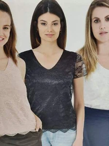 SCHWARZES KURZARMSHIRT AUS LAMINIERTER SPITZE - Bild 1 von 7