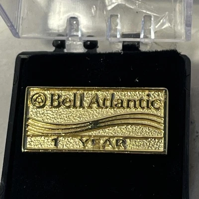 Prendedor de solapa Bell Atlantic vintage 1 año de servicio tono dorado rectangular con caja Foto 1 de 4