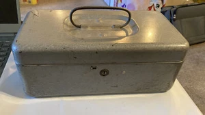 Caja de almacenamiento de metal vintage - para aparejos, herramientas o tesoros - Imagen 1 de 10