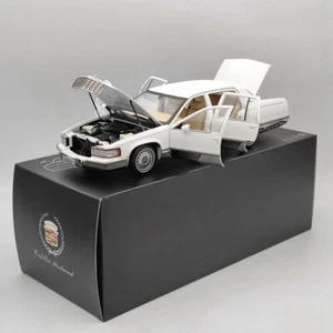 GM 1:18 Cadillac Fleetwood Sedan 1993 White Diecast Model Car Edition Collection - Picture 1 of 12