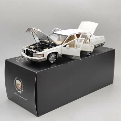 GM 1:18 Cadillac Fleetwood Sedan 1993 White Diecast Model Car Edition Collection - Immagine 1 di 4