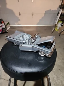 1959 Buick Electra 1:18th grigio metallizzato pressofuso Deluxe Yat Ming Road firma - Foto 1 di 7