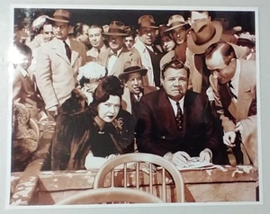 Foto de Babe Ruth 8X10 de béisbol Yankees firmando autógrafos con esposa Claire - Imagen 1 de 4