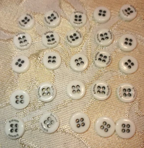 Konvolut an 25  weise "Knöpfe" 10 mm Durchmesser 3 mm dick 4 Loch matt - Bild 1 von 2