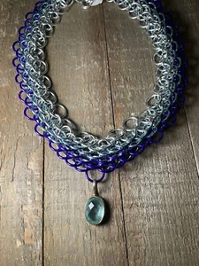 Collana artigianale in catenella scala di drago blu viola argento  - Foto 1 di 4