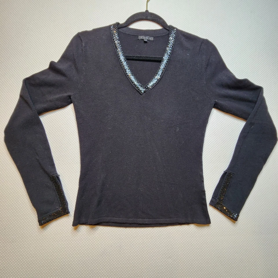 Suéter Yuka Mujer Pequeño Negro Malla Metal Acento en Cuello en V y Puño Dividido Foto 1 de 4