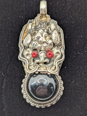 Colgante Cabeza de Dragón Tibetano Vintage con Piedra de Ónix Negro. Tono plata. 1,7" Foto 1 de 4