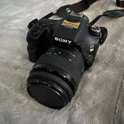 Cámara Sony A58 HD con batería y cargador, trípode, conector a/v 32gb memoria, bolsa Foto 1 de 4