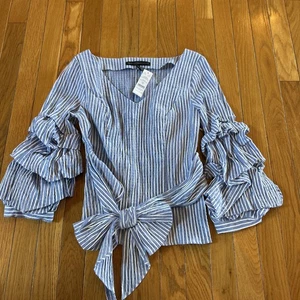 NWT White House Black Market Blue & White Seersucker Ruffle Sleeve Blouse Sz 4 - Picture 1 of 9