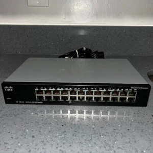 Switch Ethernet 24 porte Cisco Small Business non gestito (SF100-24) montaggio su rack - Foto 1 di 7