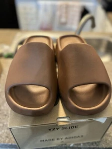 ADIDAS YEEZY SLIDE FLAX DESIGNER SLIDES FZ5896 SIZE 10 NEW - Picture 1 of 3