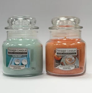 YANKEE CANDLE 104G BARATTOLO ACQUA DI COCCO E 104G BARATTOLO ZUCCA CHAI LATTE -NUOVO - Foto 1 di 1