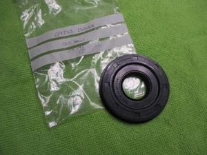 Suzuki GT185,GT550 crankshaft oil seal,09283-25048. NOS - Picture 1 of 2