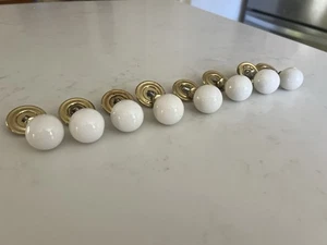 8 VINTAGE MCM WEISSE PORZELLAN SCHUBLADE RUNDE KUGELKNÖPFE SCHRANKGRIFFE 1" W - Bild 1 von 4