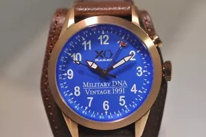 XO Retro Tag, Datum & Monat - M1 'Abrahams Tank DNA' Uhr goldfarbenes/blaues Zifferblatt - Bild 1 von 12