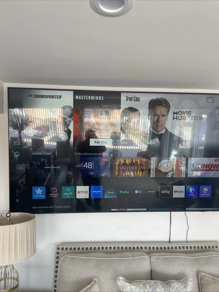 Sofá Love Seat mesa de comedor 6 escaleras 85 pulgadas Samsung también 65 pulgadas Samsung  Foto 1 de 4