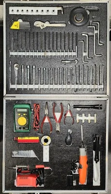 Kit de herramientas de sistema electrónico militar Kippertool en estuche Wilson. Foto 1 de 4