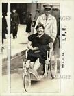 1925 Press Photo Lady Rides In "Rolling Chair" At Paris International Exposition