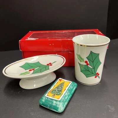 Vtg Holiday Soap Soap Dish & Cup Holly Berry 3 Pc Set In Original Box Christmas - Imagem 1 de 4