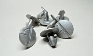 ¡6 CLIPS DE RETENCIÓN DE CUBIERTA DE MOTOR NUEVOS! PARA - Imagen 1 de 3