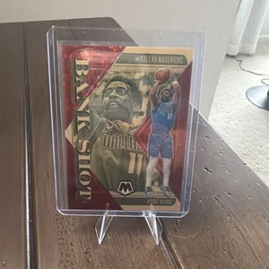 2024-25 Mosaico Kyrie Irving Bank Shot Fast Break Rosso #95/99 Mavericks - Foto 1 di 3