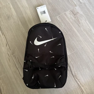 Nike Brasilia-Just-Do-It Juvenil Niños Paquete de Combustible Lonchera Bolsa Negro/Plateado - Imagen 1 de 5