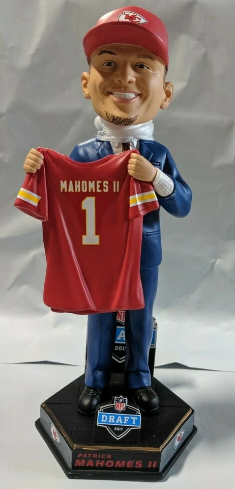 Camiseta roja Patrick Mahomes #15 Draft Day Bobblehead Kansas City Chiefs #/2017 Foto 1 de 4